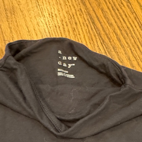 Stylish Women's Tank Tops - Black, Green, Cream, and More Size: Medium - Picture 5 of 8